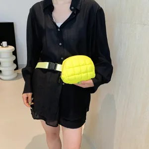 Détail du sac banane matelassé vert néon avec coutures à carreaux et boucle réglable