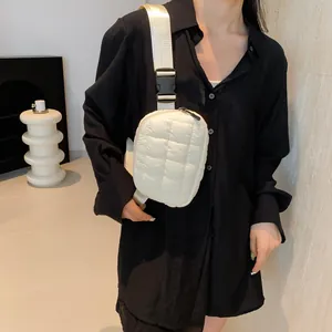 Détail du sac banane matelassé blanc avec large bandoulière et boucle réglable