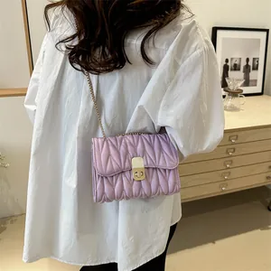 Vue détaillée du sac matelassé lilas avec fermoir doré et bandoulière en chaîne
