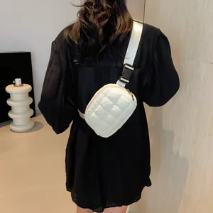 Détail d'un sac banane matelassé crème avec sangle en nylon et boucle en plastique robuste