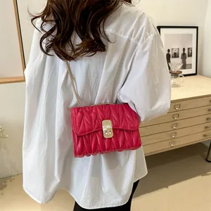 Sac bandoulière matelassé rose fuchsia avec chaîne dorée et fermoir en métal chic