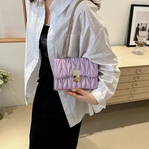Sac bandoulière matelassé lavande avec chaîne dorée et fermoir en métal doré chic