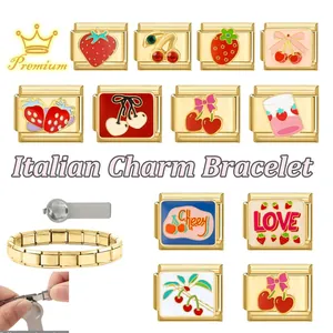 Détail d'un bracelet à breloques italien avec des motifs de fraise, cerise et nœud