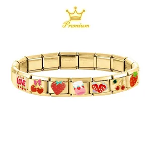 Vue macro du bracelet à breloques en acier doré avec détails de fraise et motif Love