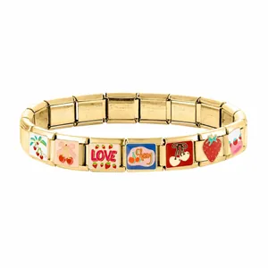 Détail macro du bracelet italien en acier inoxydable doré avec émail cerise et fraise