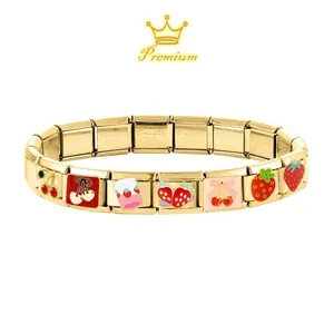 Vue détaillée du bracelet italien doré avec maillons en émail fraise et cerise