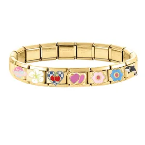 Dettaglio del bracciale italiano in acciaio dorato con icone in smalto colorato e orca