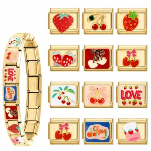 Bracelet à breloques italien en acier inoxydable doré avec des charms fraise et cerise