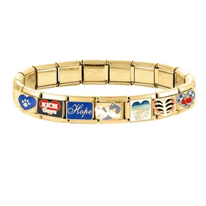Dettaglio delle maglie del bracciale italiano con finitura dorata e icone in smalto