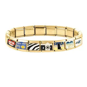 Dettaglio del bracciale modulare italiano con icone in smalto e marchio in acciaio inox