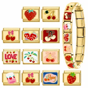 Bracelet italien en acier inoxydable doré avec maillons émaillés fraise et cerise