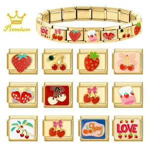 Bracelet italien en acier inoxydable doré avec des charms de cerise, fraise et d'amour