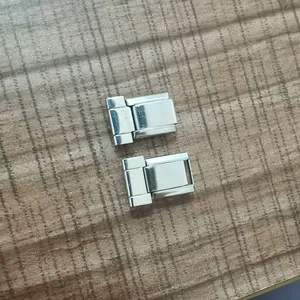 Detaillierte Draufsicht auf polierte silberne Edelstahl-Uhrenarmband-Anschlüsse
