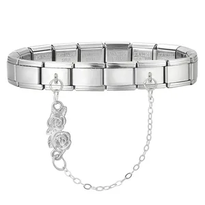 Detail eines silbernen Edelstahl Modular-Armbandes mit Rosenanhängern und Sicherheitskette