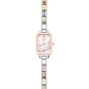 Detaillierte Ansicht der Damen-Roségolduhr mit Marmorzifferblatt und Charm-Armband