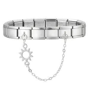Details vom silbernen Edelstahl-Modularmband mit Sonnenanhänger und Sicherheitskette
