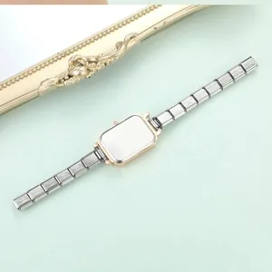 Detail von modularen Charm-Gliedern aus Edelstahl für italienische Uhrenarmbänder