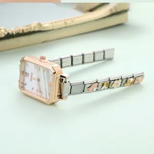 Detail der Uhrenanhänger mit Blumen und Bienen auf dem roségoldenen Edelstahl-Armband