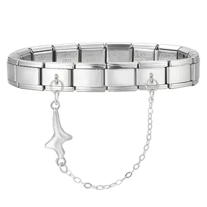 Detailansicht eines italienischen Charm-Armbands mit Gliedern aus rostfreiem Edelstahl
