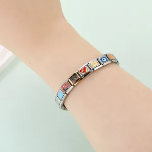 Detailansicht eines italienischen Modul-Charm-Armbands mit New York Skyline und Herz