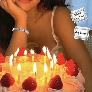 Détail d'un bracelet à maillons personnalisable en acier inoxydable avec prénoms gravés