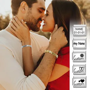 Détail d'un bracelet modulaire en acier inoxydable personnalisable avec noms et symboles