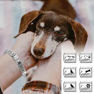 Détail d'un bracelet italien personnalisable en acier inoxydable avec gravures d'animaux