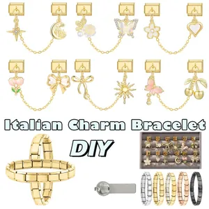 Vista macro delle maglie fai-da-te in acciaio dorato per bracciale italiano e ciondoli