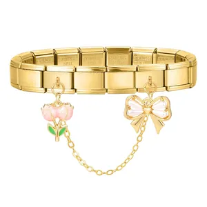 Dettaglio del bracciale italiano oro con ciondolo tulipano rosa e fiocco di perle