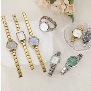 Dettaglio di vari orologi in acciaio inossidabile nei toni oro e argento su base in pietra