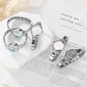 Dettaglio di orologi modulari in acciaio inossidabile con cinturini estensibili e numeri romani