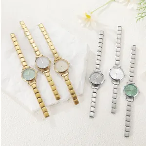 Dettaglio di eleganti orologi in acciaio inossidabile da donna con quadranti colorati