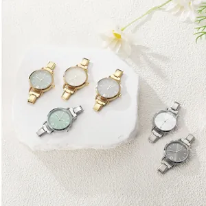 Dettaglio di orologi modulari in acciaio oro e argento con quadranti multicolore