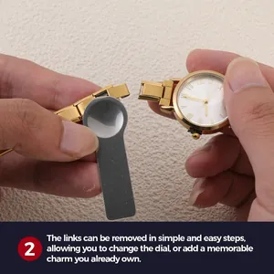 Dettaglio della regolazione di un cinturino di orologio dorato con lo strumento incluso