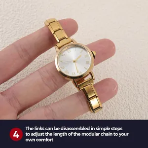 Dettaglio dell'orologio modulare dorato con quadrante a numeri romani e maglie regolabili