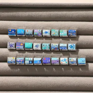 Makroaufnahme von Italienischen Charms mit blauen Meeresmotiven aus Emaille auf Stahl