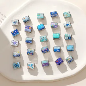 Makroansicht von italienischen Edelstahl-Charms mit blauem Emaille im Meeresstil