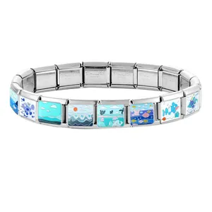 Detailaufnahme der italienischen Charm-Armbänder aus Edelstahl mit Meeres-Emaille-Muster