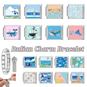 Dettaglio dei charm italiani a tema marino con design smaltato di stelle marine e conchiglie