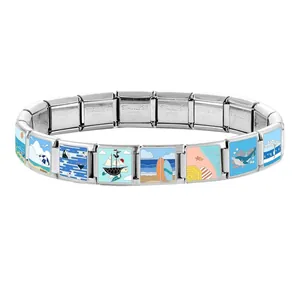 Dettaglio del bracciale modulare in acciaio inossidabile con motivi marini smaltati