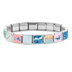 Dettaglio del bracciale oceano con motivi di stelle marine e balene in acciaio inox