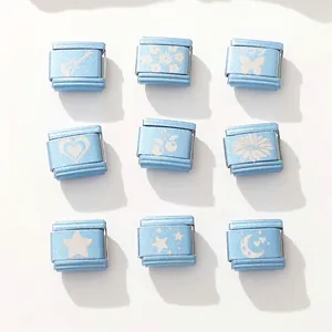 Detailoverzicht van blauwe glitter Italiaanse bedels met lasergegraveerde bloempatronen