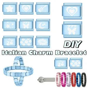Detail van DIY Italiaanse bedelarmband schakels met hart, madeliefje en 777 vlinder print