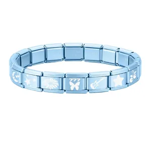 Detail van blauwe Italiaanse bedelarmband met 777 vlinder en ster stalen schakels