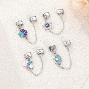 Detailansicht von italienischen Charm-Gliedern mit Evil Eye und Regenbogen-Sternen