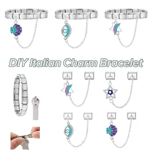 Details eines DIY-Italienischen Charm-Armbands mit Anhängern und Montagewerkzeug