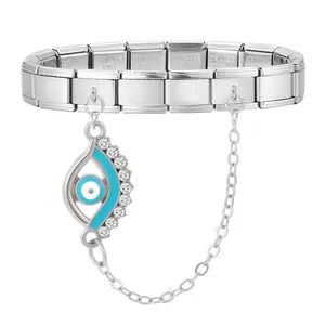 Detailansicht eines Edelstahl-Armbands mit blauem Evil-Eye-Anhänger und Sicherheitskette