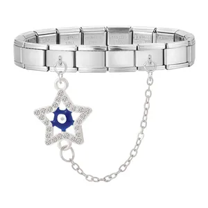 Makroansicht der Edelstahl-Gliederarmband mit funkelndem Böser Blick Sternanhänger
