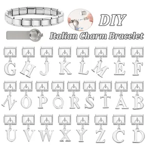 Dettaglio del kit bracciale italiano fai-da-te con maglie in acciaio e 26 ciondoli lettera