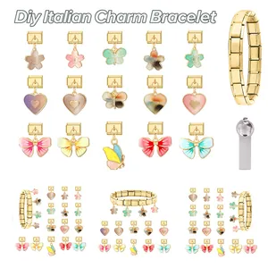 Détail d'un bracelet italien en acier doré avec des breloques en émail colorées